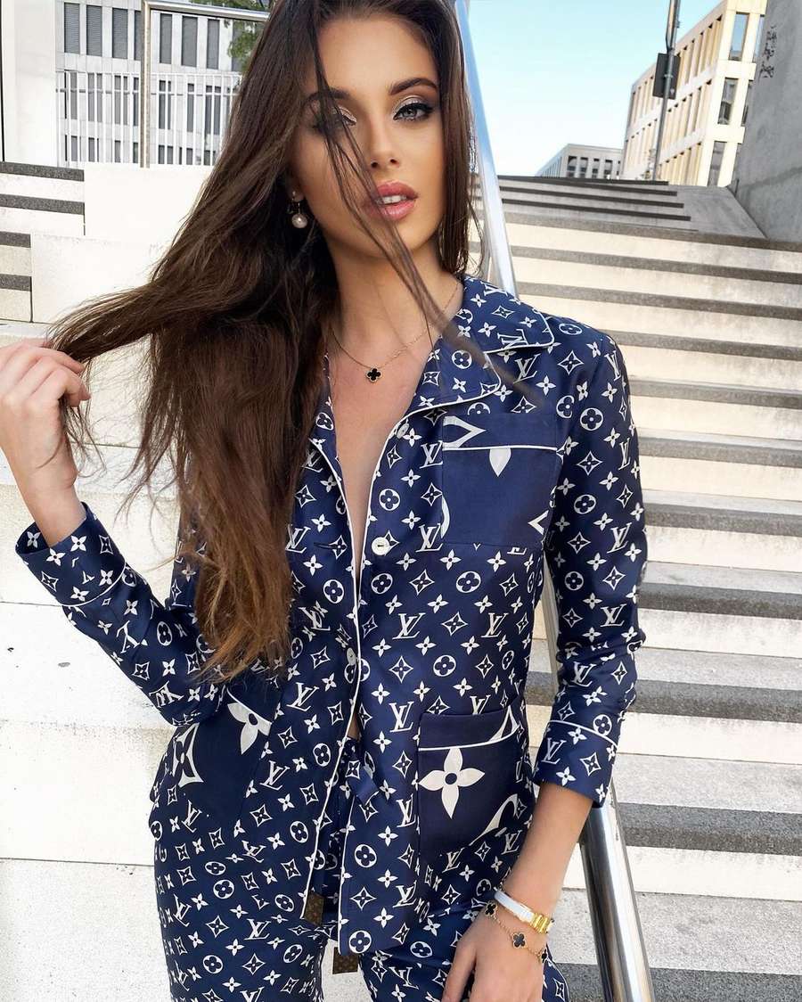 82213098 1218 medium large