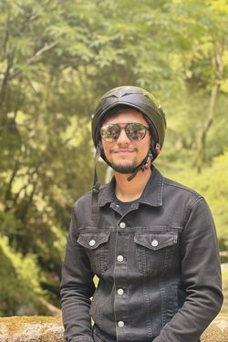 Dinesh 's photo