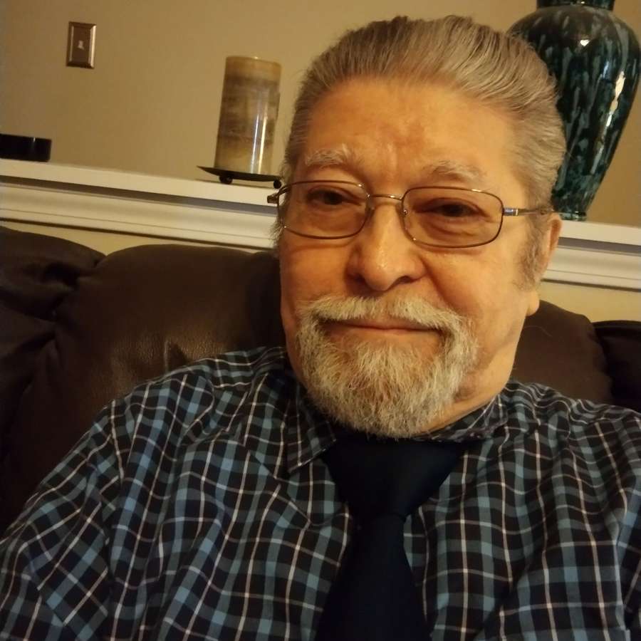 LarryEM Hi, I'm looking for someone that I can thrill. Meet Senior